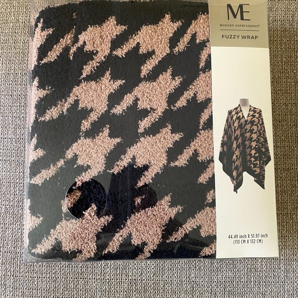 🍀NWT! Modern Expressions Fuzzy Wrap
